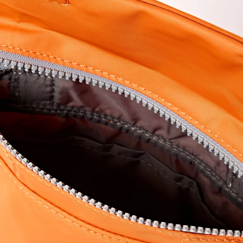 ROKA Stratford Kleine Tasche aus recyceltem Nylon | Jaffa Orange