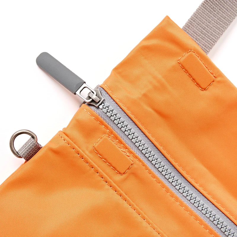 ROKA Stratford Kleine Tasche aus recyceltem Nylon | Jaffa Orange