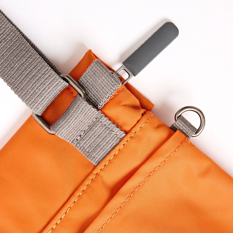 ROKA Stratford Kleine Tasche aus recyceltem Nylon | Jaffa Orange
