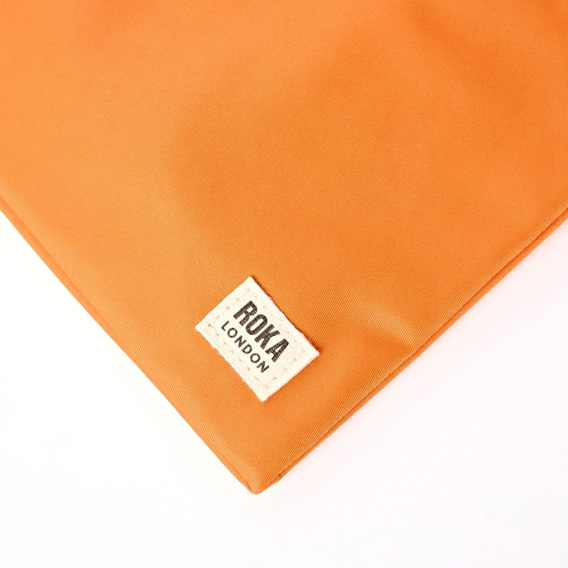 ROKA Stratford Kleine Tasche aus recyceltem Nylon | Jaffa Orange