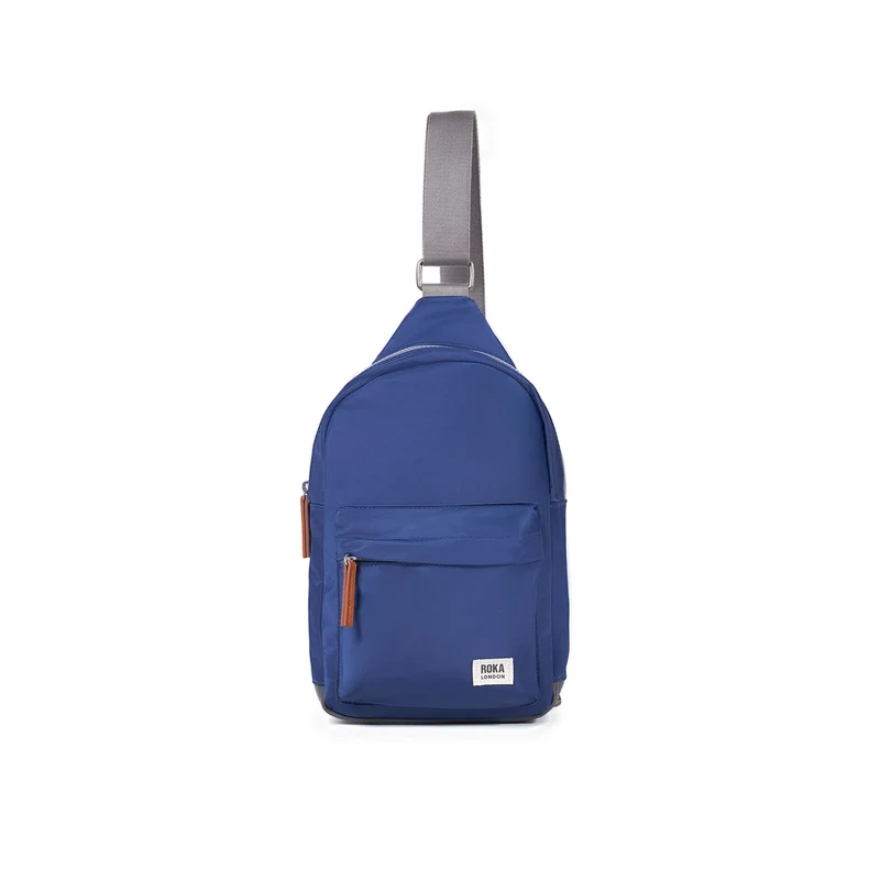 ROKA Willesden Große Tasche aus recyceltem Nylon | Frisches Blau