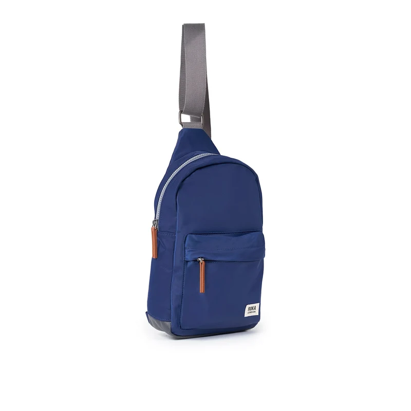 ROKA Willesden Große Tasche aus recyceltem Nylon | Frisches Blau