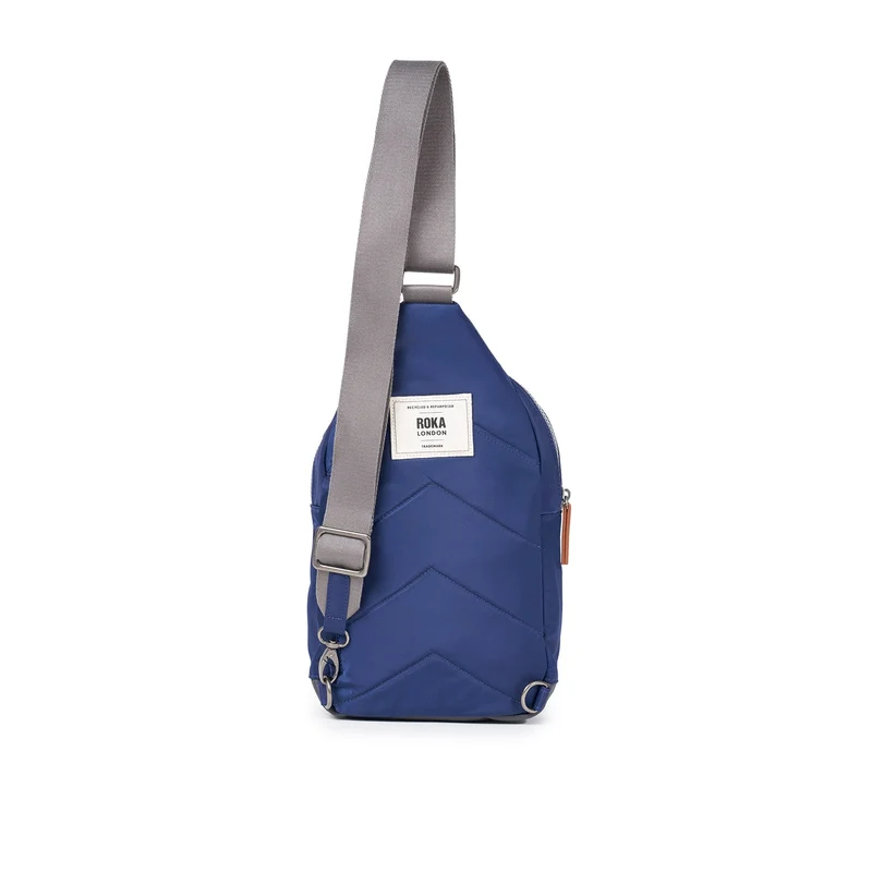 ROKA Willesden Große Tasche aus recyceltem Nylon | Frisches Blau