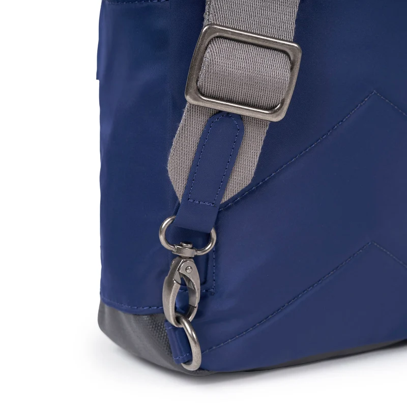 ROKA Willesden Große Tasche aus recyceltem Nylon | Frisches Blau