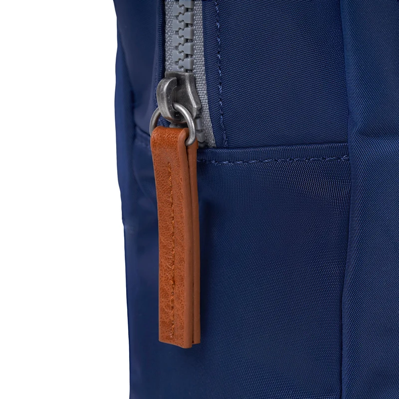 ROKA Willesden Große Tasche aus recyceltem Nylon | Frisches Blau