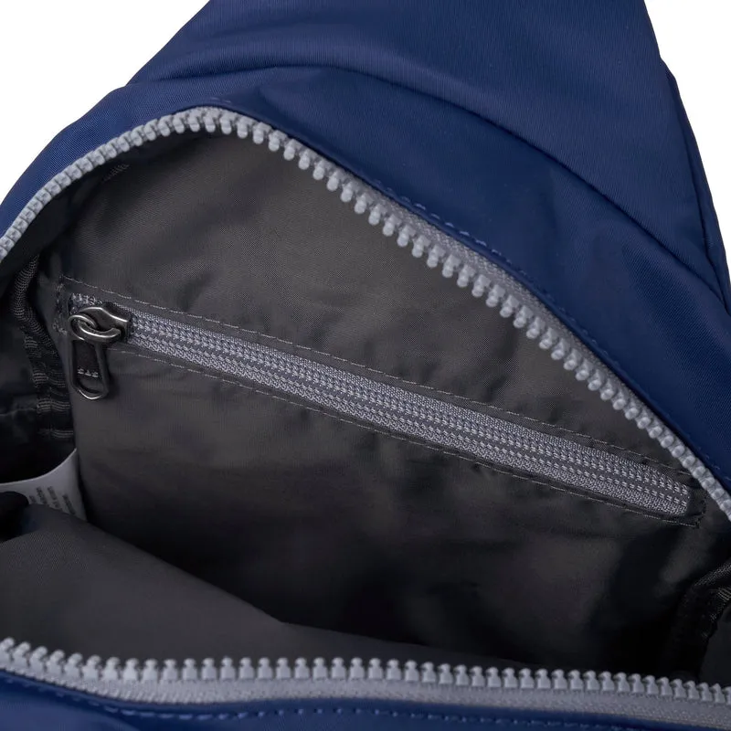ROKA Willesden Große Tasche aus recyceltem Nylon | Frisches Blau