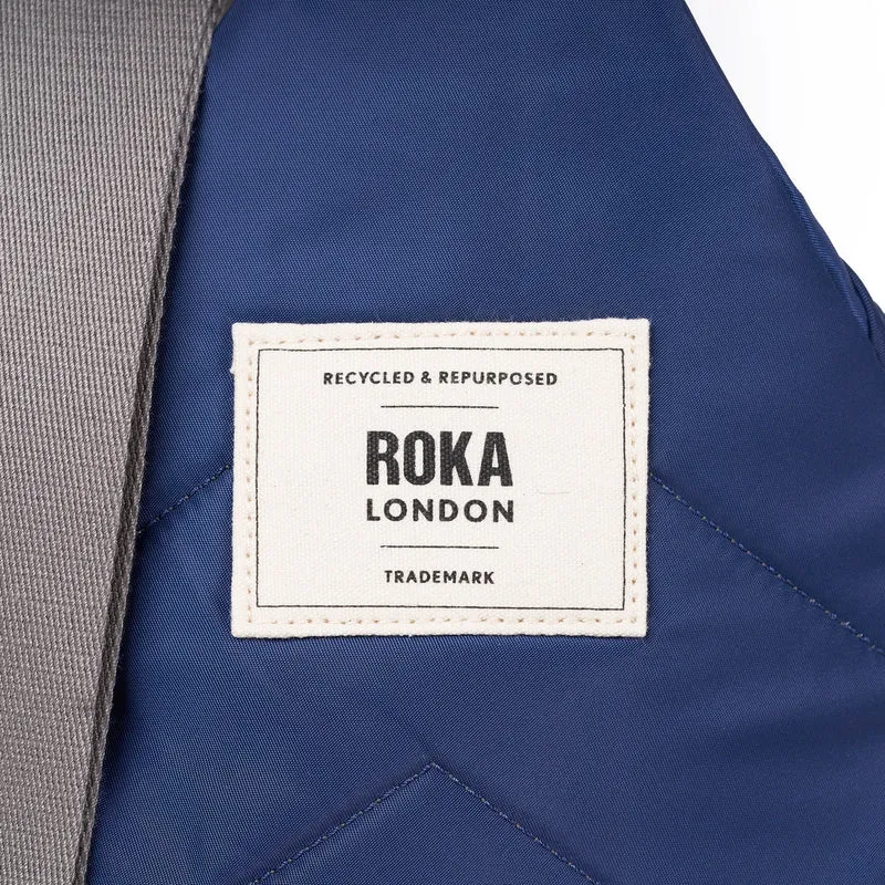 ROKA Willesden Große Tasche aus recyceltem Nylon | Frisches Blau