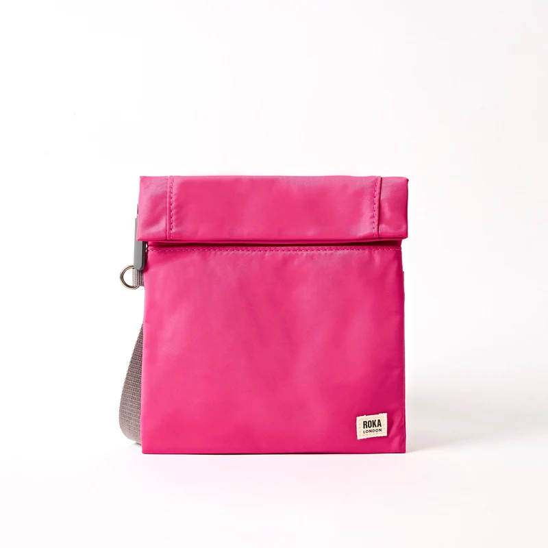 ROKA Stratford Kleine Tasche aus recyceltem Nylon | Granitrot