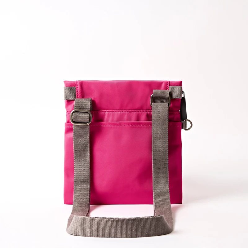 ROKA Stratford Kleine Tasche aus recyceltem Nylon | Granitrot