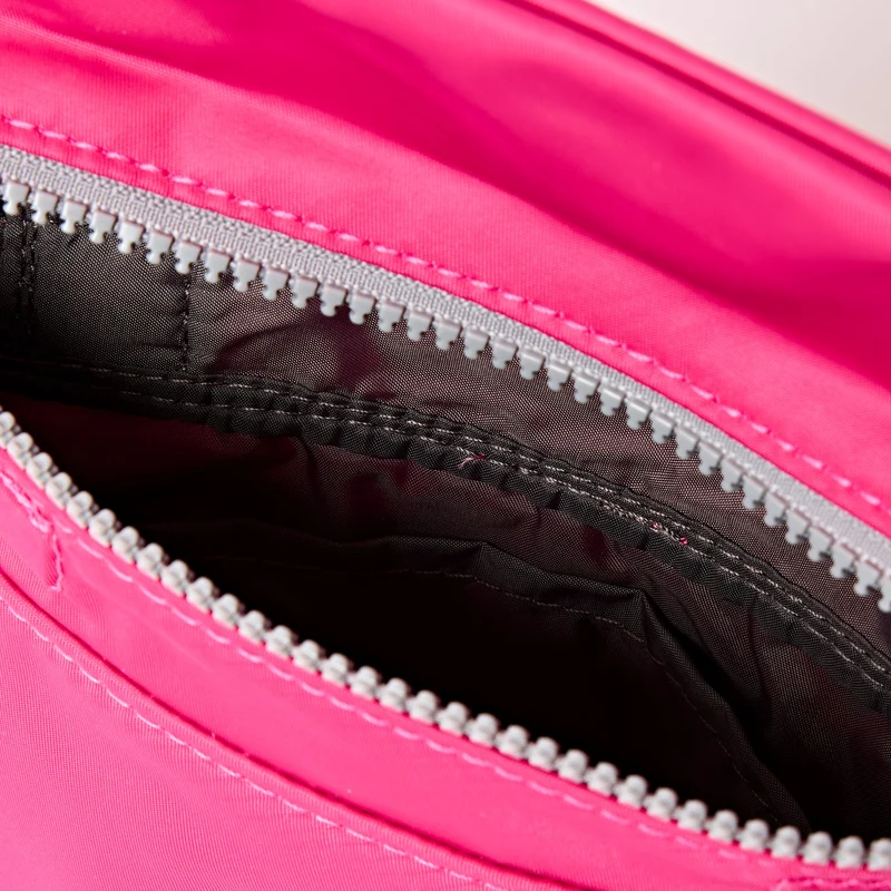 ROKA Stratford Kleine Tasche aus recyceltem Nylon | Granitrot