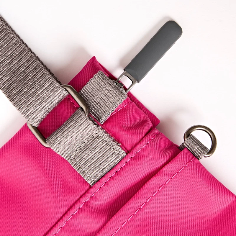ROKA Stratford Kleine Tasche aus recyceltem Nylon | Granitrot