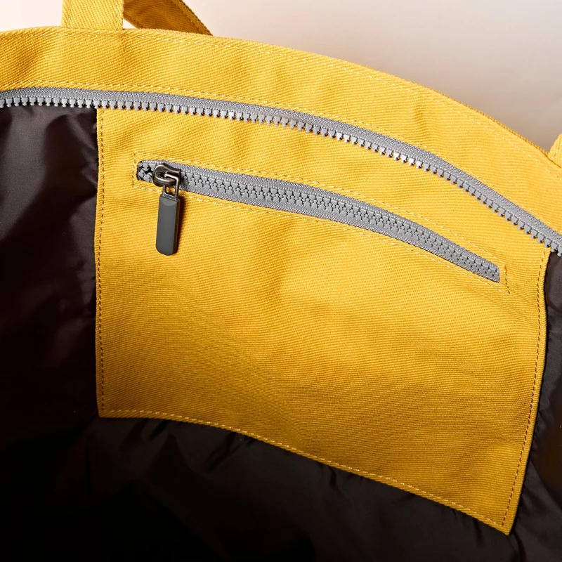 ROKA Portobello N Große Tasche aus recycelter Baumwolle | Passionsfrucht