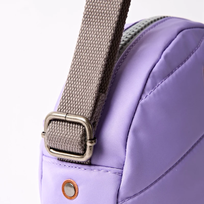 ROKA Paddington B Kleine Tasche aus recyceltem Nylon | Thistle Bloom
