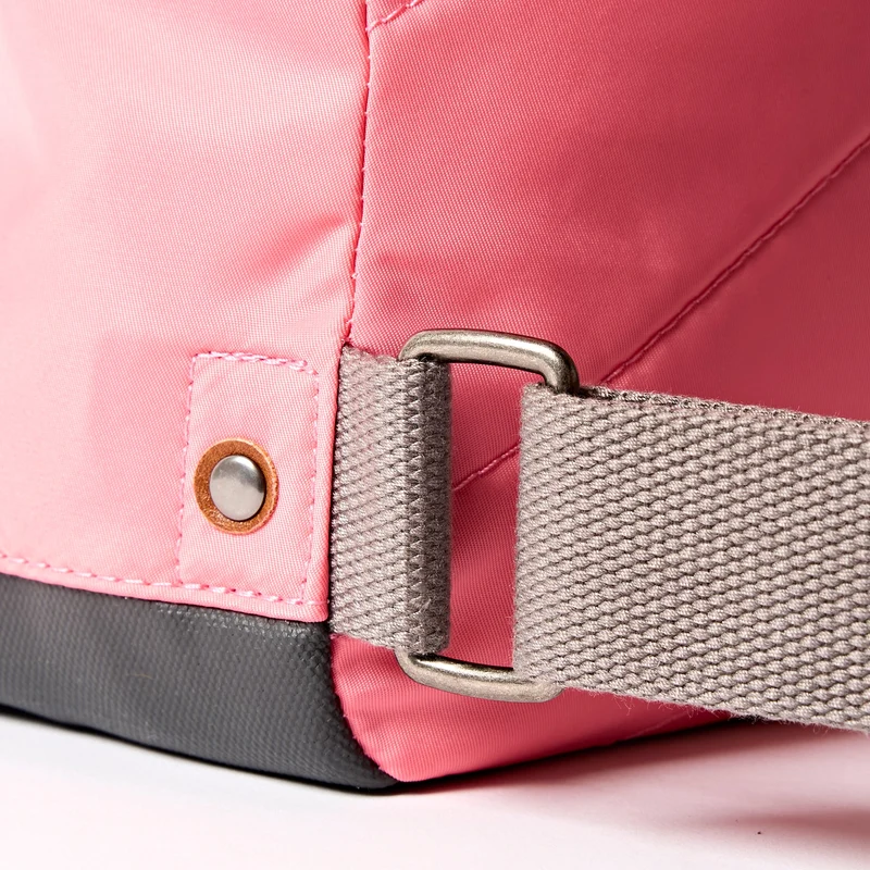 ROKA Bantry B Pink Lemonade Kleine Tasche aus recyceltem Nylon