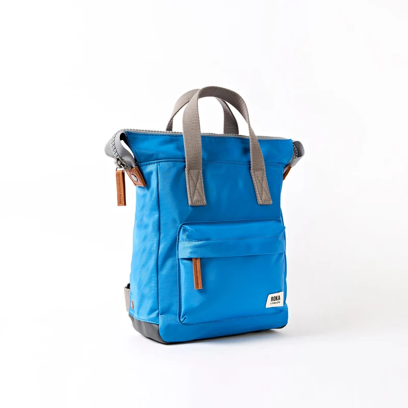 ROKA Bantry B Malibu Blaue kleine Tasche aus recyceltem Nylon