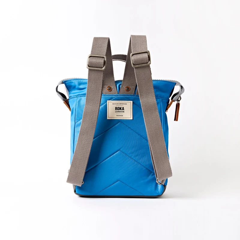 ROKA Bantry B Malibu Blaue kleine Tasche aus recyceltem Nylon