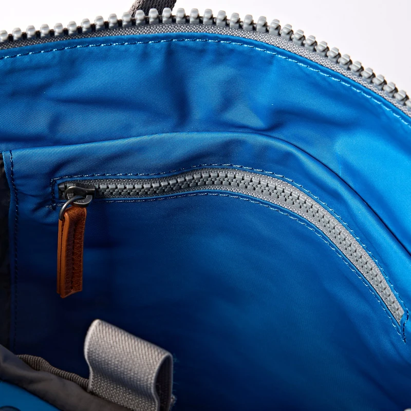 ROKA Bantry B Malibu Blaue kleine Tasche aus recyceltem Nylon