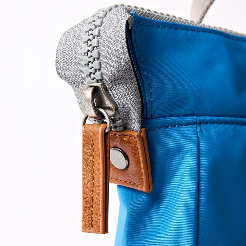 ROKA Bantry B Malibu Blaue kleine Tasche aus recyceltem Nylon
