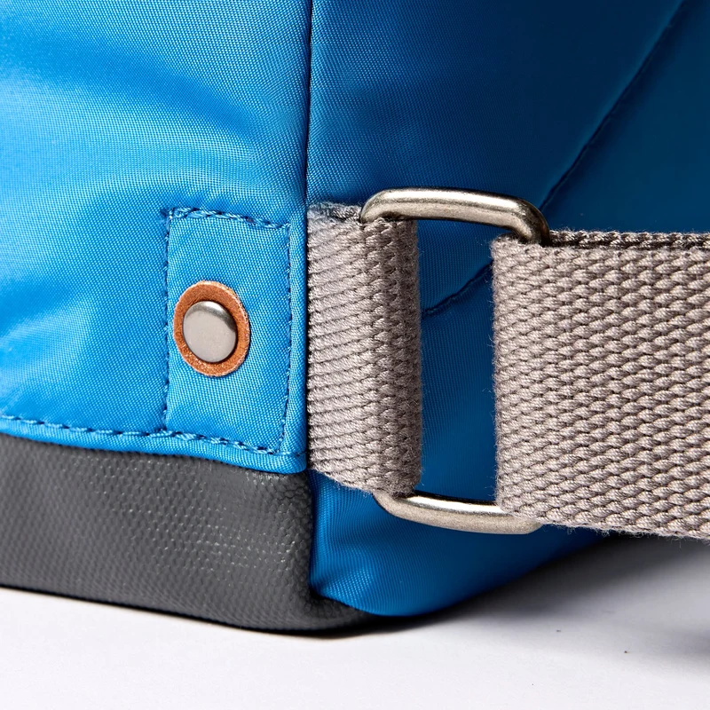 ROKA Bantry B Malibu Blaue kleine Tasche aus recyceltem Nylon