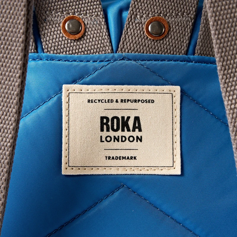 ROKA Bantry B Malibu Blaue kleine Tasche aus recyceltem Nylon