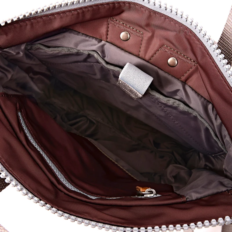 ROKA Bantry B Rocky Road Kleine Tasche aus recyceltem Nylon