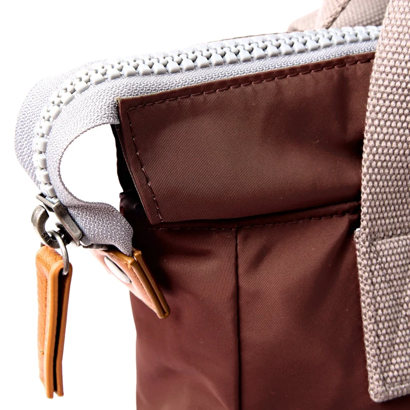 ROKA Bantry B Rocky Road Kleine Tasche aus recyceltem Nylon