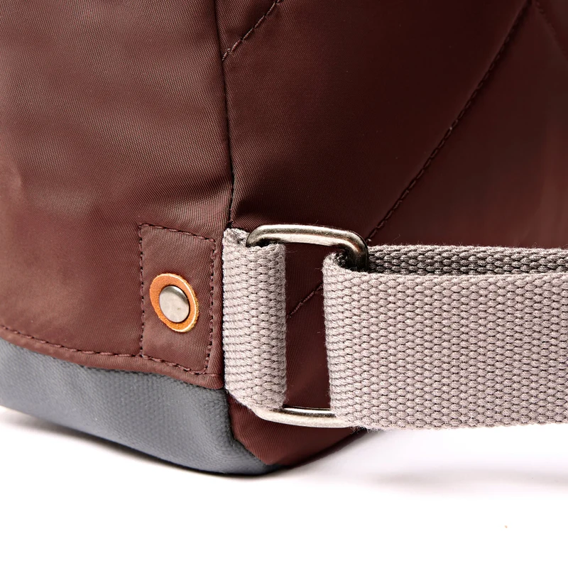 ROKA Bantry B Rocky Road Kleine Tasche aus recyceltem Nylon