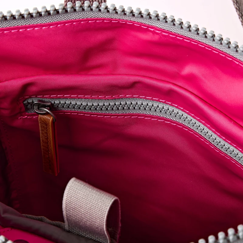 ROKA Bantry B Granita Rot Kleine Tasche aus recyceltem Nylon