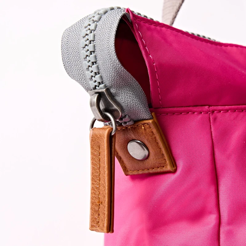 ROKA Bantry B Granita Rot Kleine Tasche aus recyceltem Nylon
