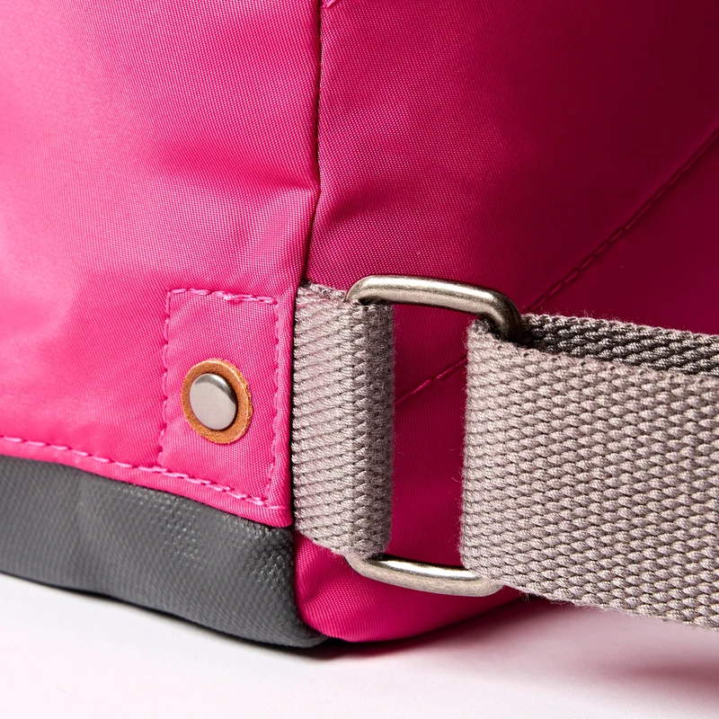 ROKA Bantry B Granita Rot Kleine Tasche aus recyceltem Nylon