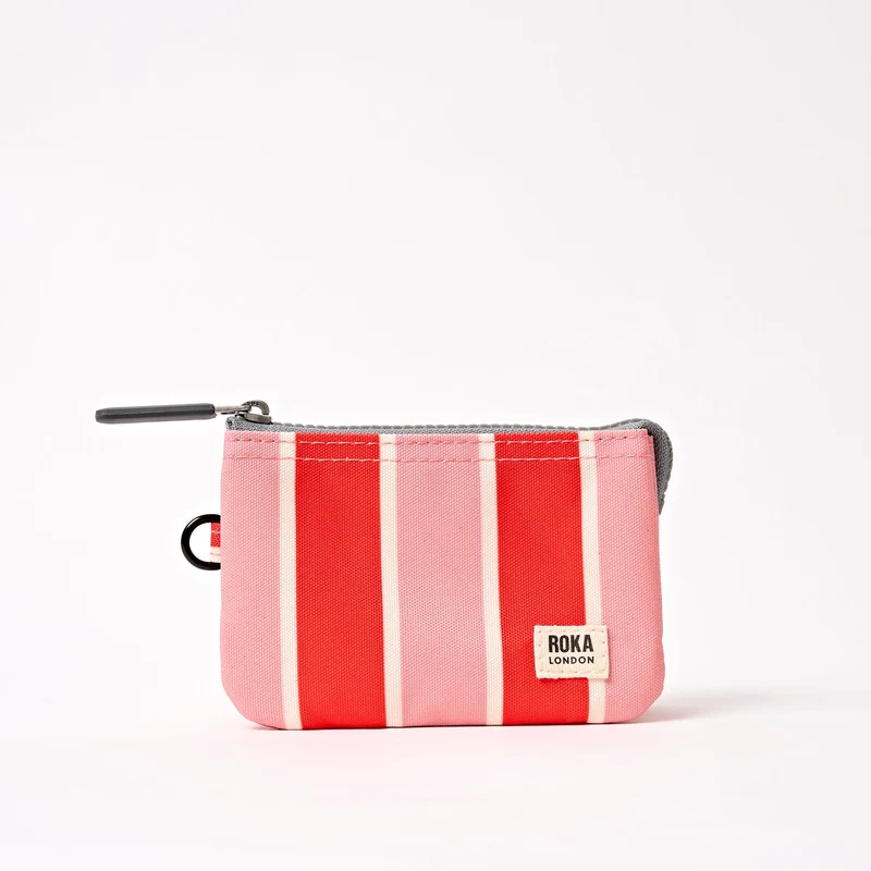 ROKA Carnaby Kleine Handtasche aus recyceltem Canvas mit Streifenmuster am Meer
