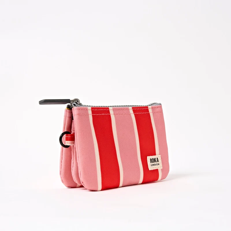 ROKA Carnaby Kleine Handtasche aus recyceltem Canvas mit Streifenmuster am Meer