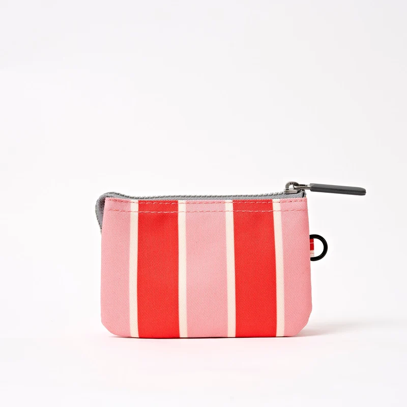 ROKA Carnaby Kleine Handtasche aus recyceltem Canvas mit Streifenmuster am Meer