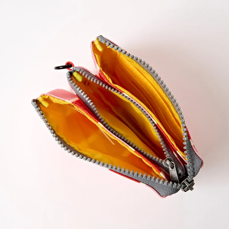 ROKA Carnaby Kleine Handtasche aus recyceltem Canvas mit Streifenmuster am Meer