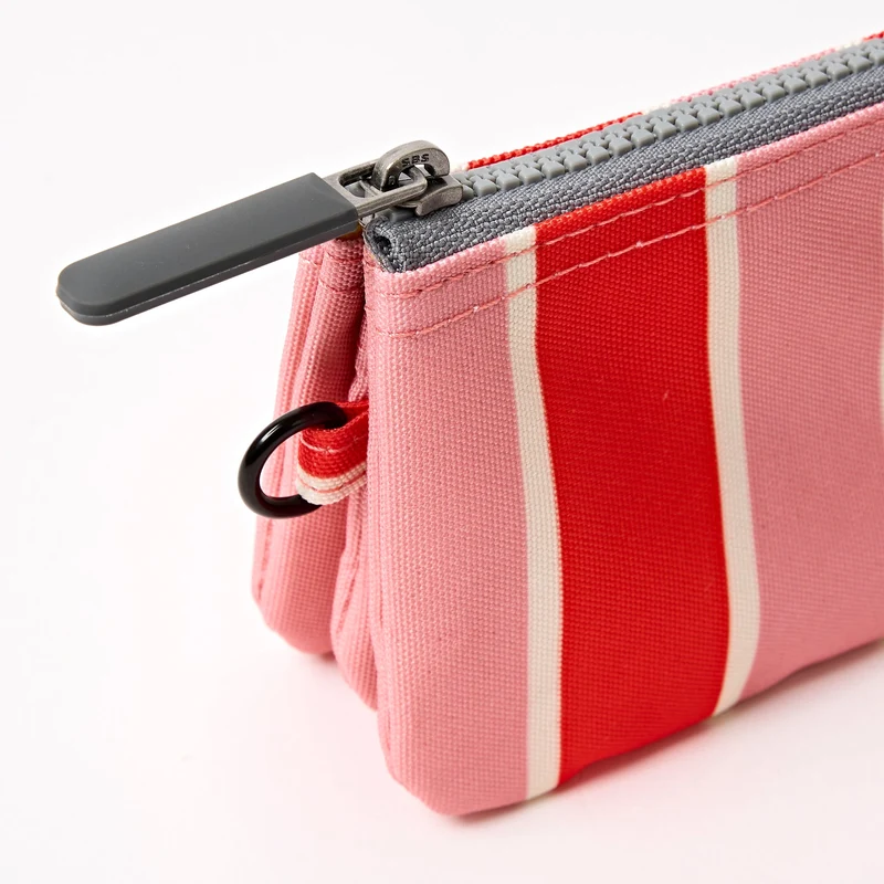 ROKA Carnaby Kleine Handtasche aus recyceltem Canvas mit Streifenmuster am Meer