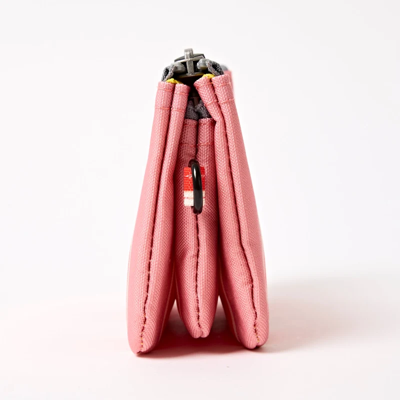 ROKA Carnaby Kleine Handtasche aus recyceltem Canvas mit Streifenmuster am Meer