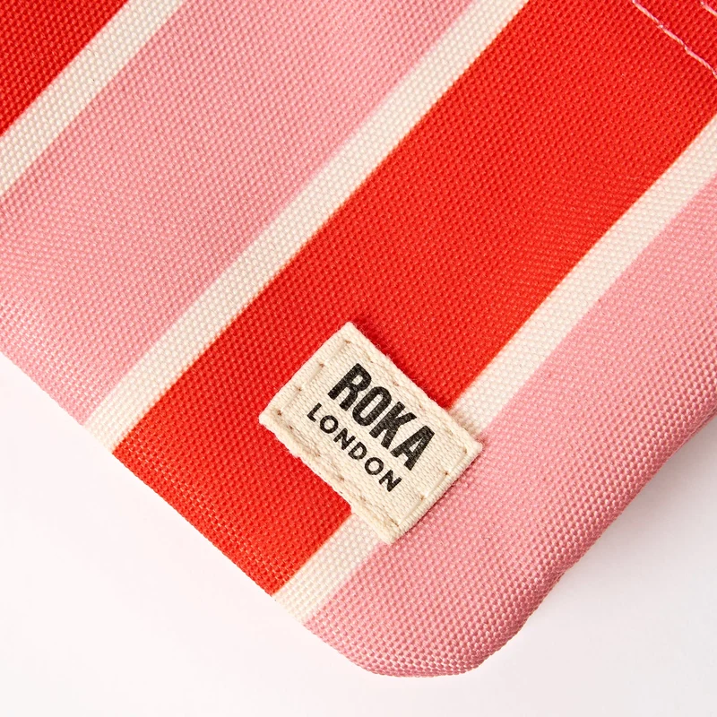ROKA Carnaby Kleine Handtasche aus recyceltem Canvas mit Streifenmuster am Meer