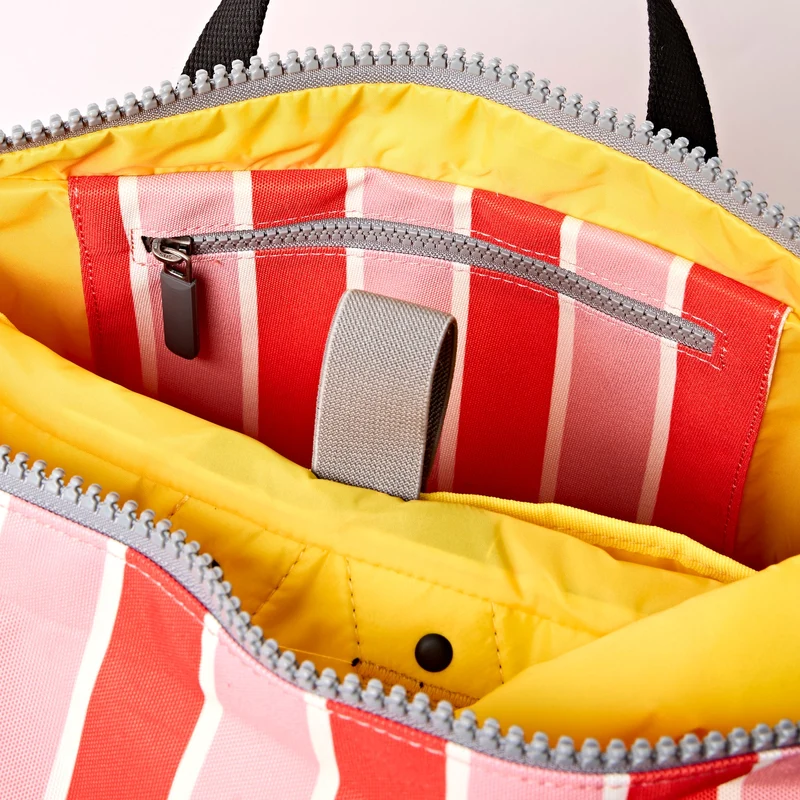 ROKA Canfield B Seaside Stripe Kleine Tasche aus recyceltem Canvas