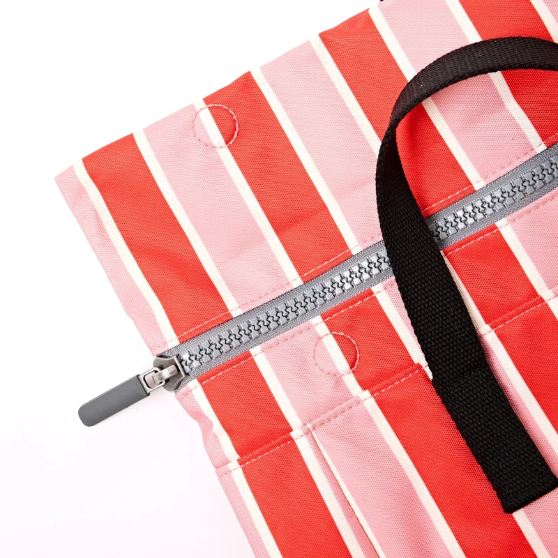 ROKA Canfield B Seaside Stripe Kleine Tasche aus recyceltem Canvas