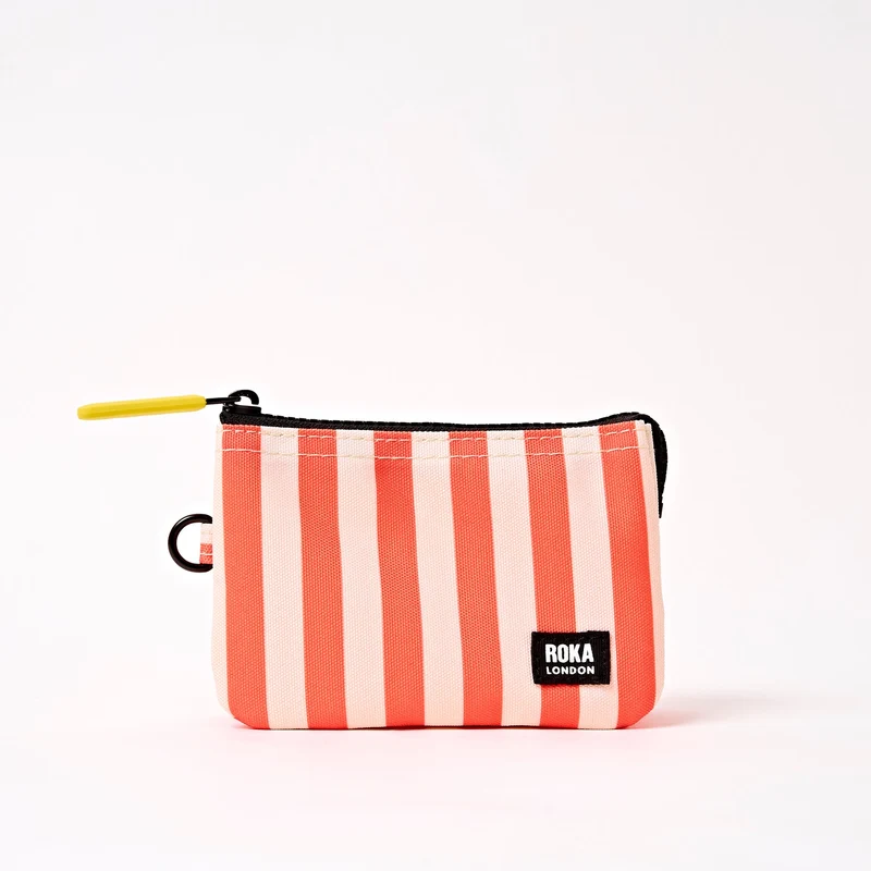 ROKA Carnaby Kleine Handtasche aus recyceltem Canvas mit Korallenstreifen