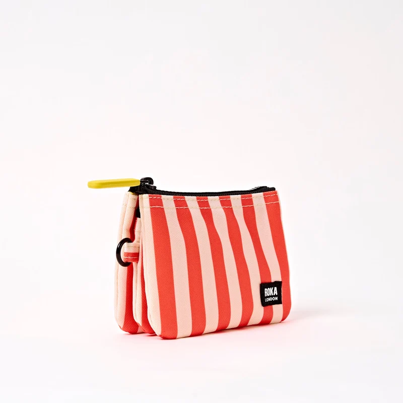 ROKA Carnaby Kleine Handtasche aus recyceltem Canvas mit Korallenstreifen