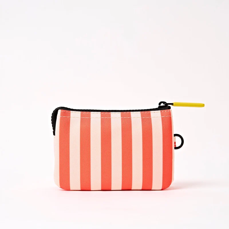 ROKA Carnaby Kleine Handtasche aus recyceltem Canvas mit Korallenstreifen