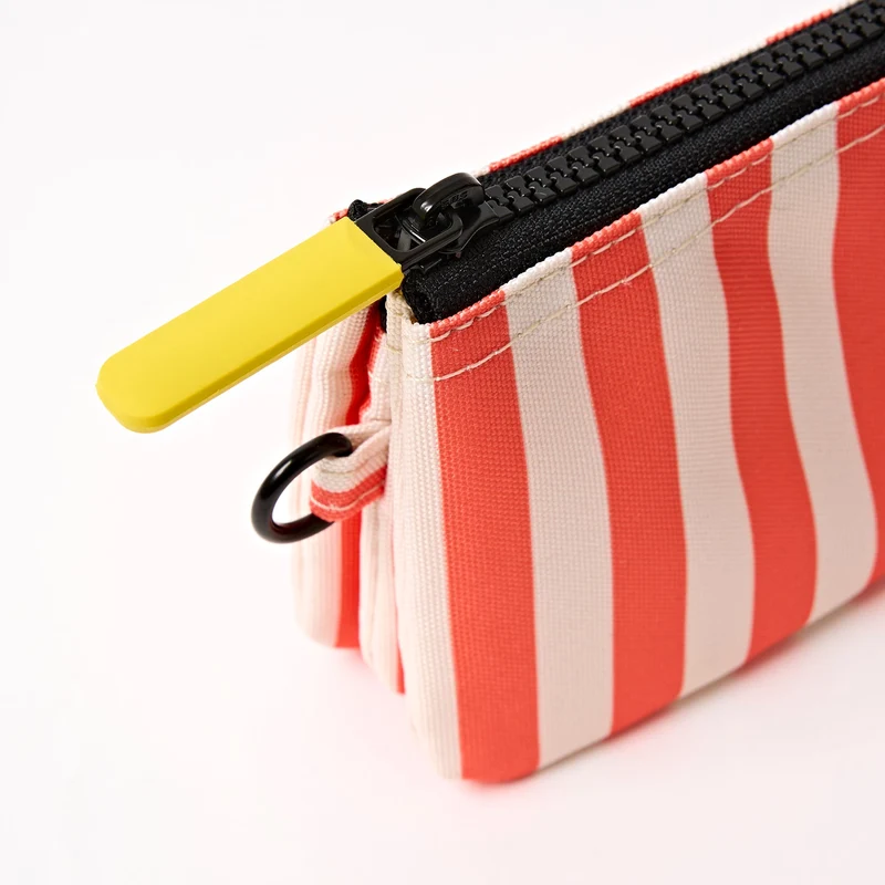ROKA Carnaby Kleine Handtasche aus recyceltem Canvas mit Korallenstreifen