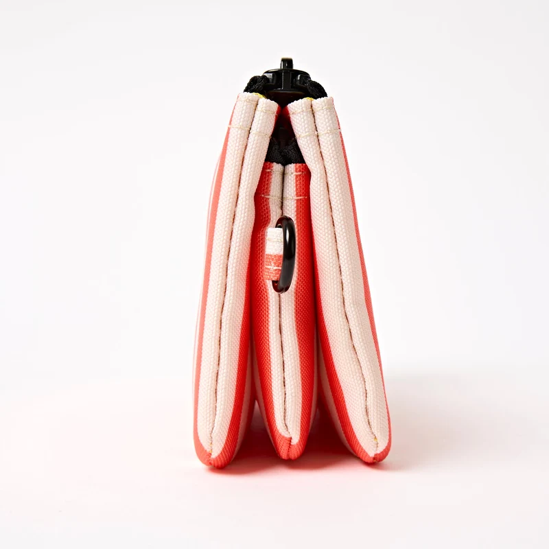 ROKA Carnaby Kleine Handtasche aus recyceltem Canvas mit Korallenstreifen