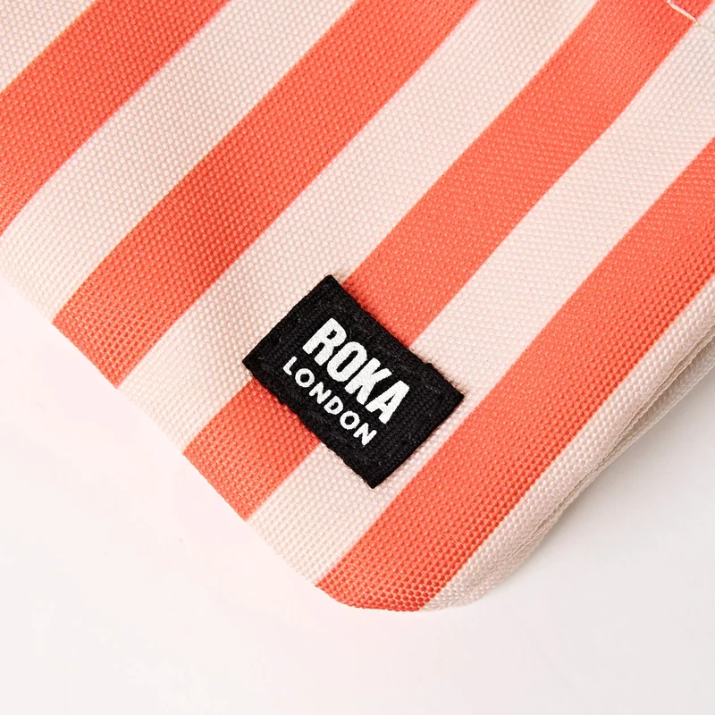 ROKA Carnaby Kleine Handtasche aus recyceltem Canvas mit Korallenstreifen