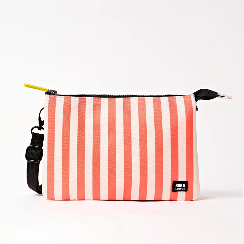 ROKA Carnaby Crossbody XL Tasche aus recyceltem Canvas mit Korallenstreifen