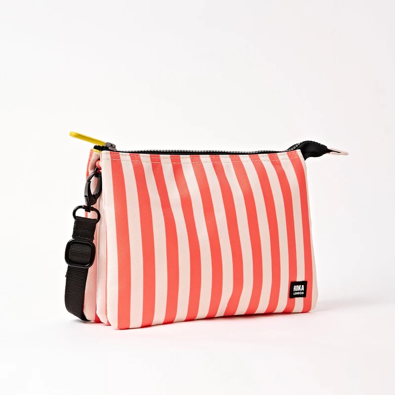 ROKA Carnaby Crossbody XL Tasche aus recyceltem Canvas mit Korallenstreifen