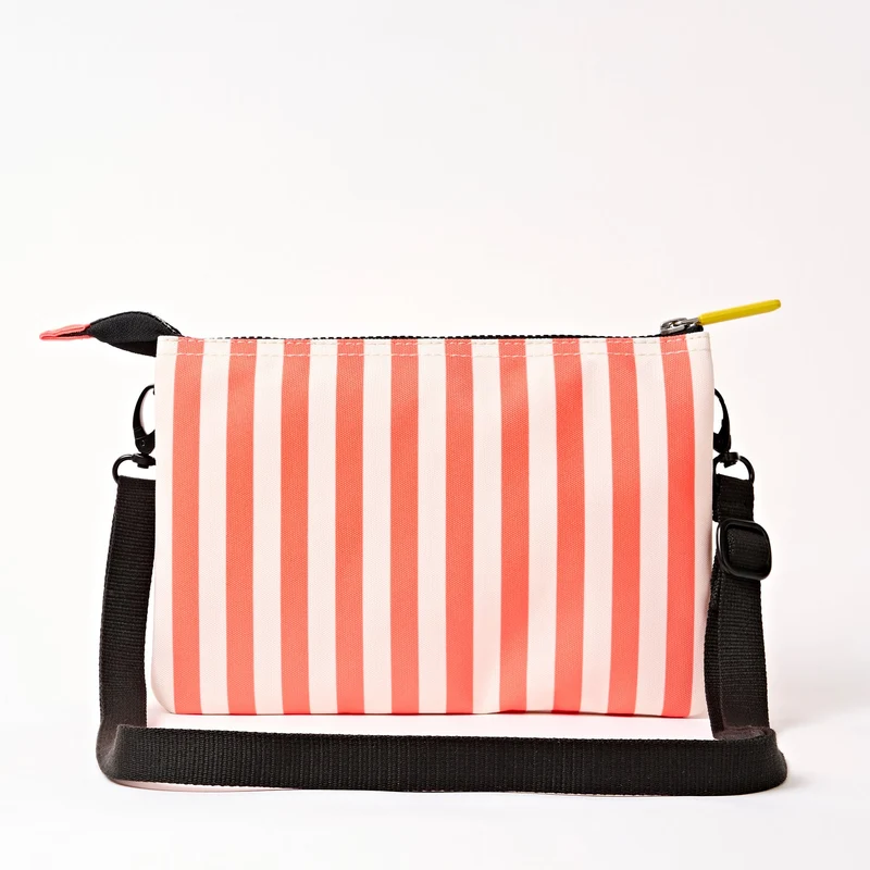 ROKA Carnaby Crossbody XL Tasche aus recyceltem Canvas mit Korallenstreifen