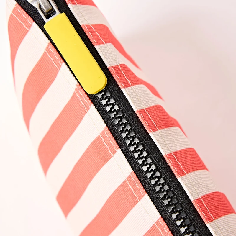 ROKA Carnaby Crossbody XL Tasche aus recyceltem Canvas mit Korallenstreifen