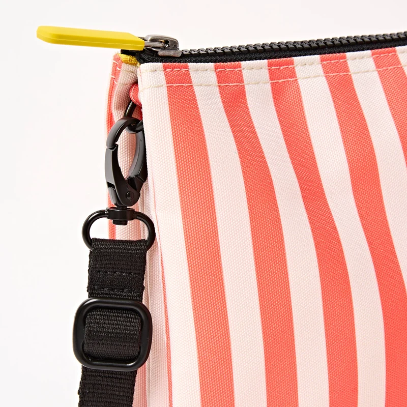 ROKA Carnaby Crossbody XL Tasche aus recyceltem Canvas mit Korallenstreifen